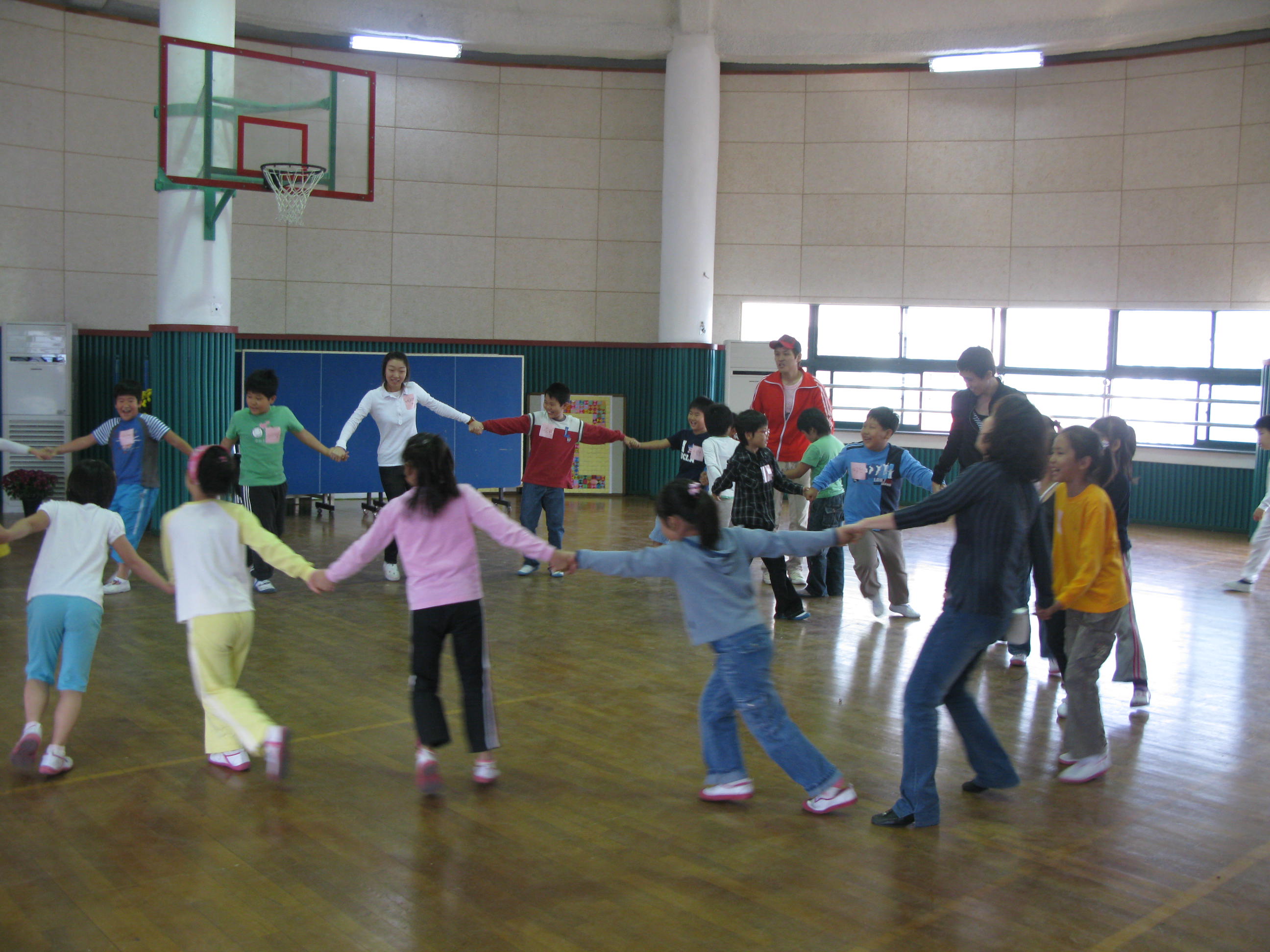 장애아동이 소속된 일반학급과 연계된 통합 프로그램