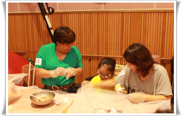모두가 함께 해서 행복한 사랑품은 한가위 송편빚기