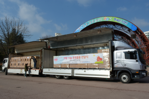 한성e비지니스의 후원물품 전달
