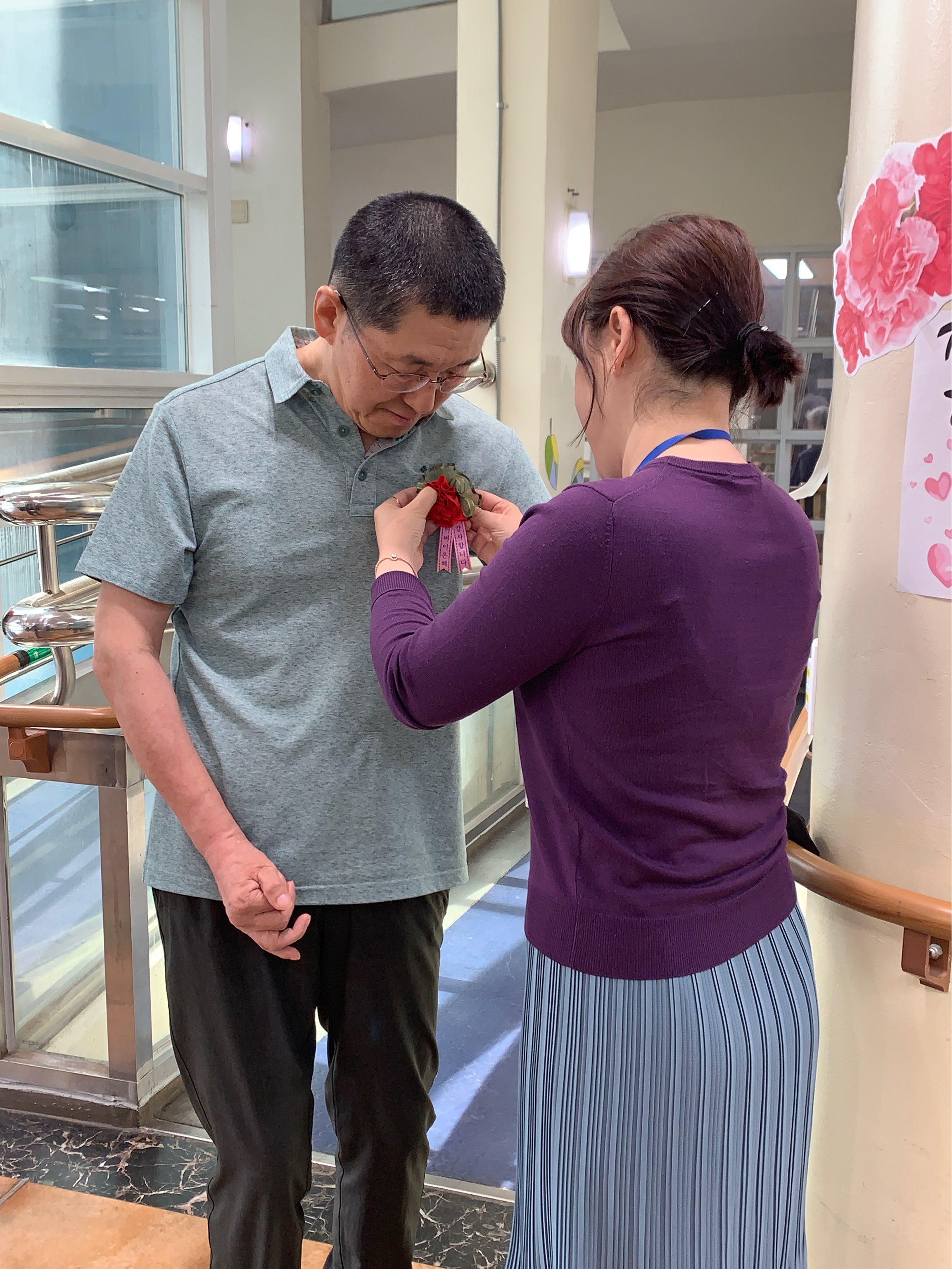 어버이날 기념 카네이션 달아드리기 행사 실시