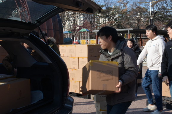 한성e비지니스의 후원물품 전달