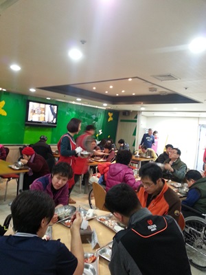 현대백화점 고객봉사단 러브바이러스와 함께 하는 설날 떡국 나눔