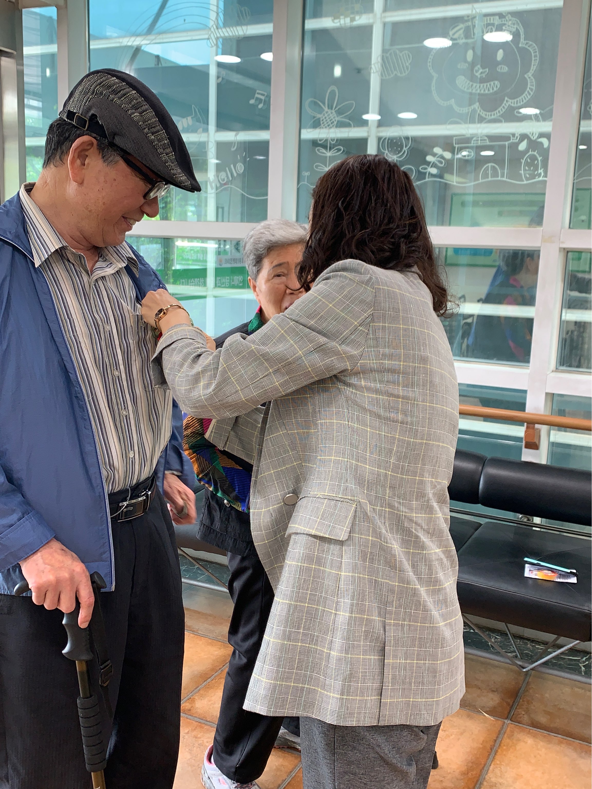 어버이날 기념 카네이션 달아드리기 행사 실시