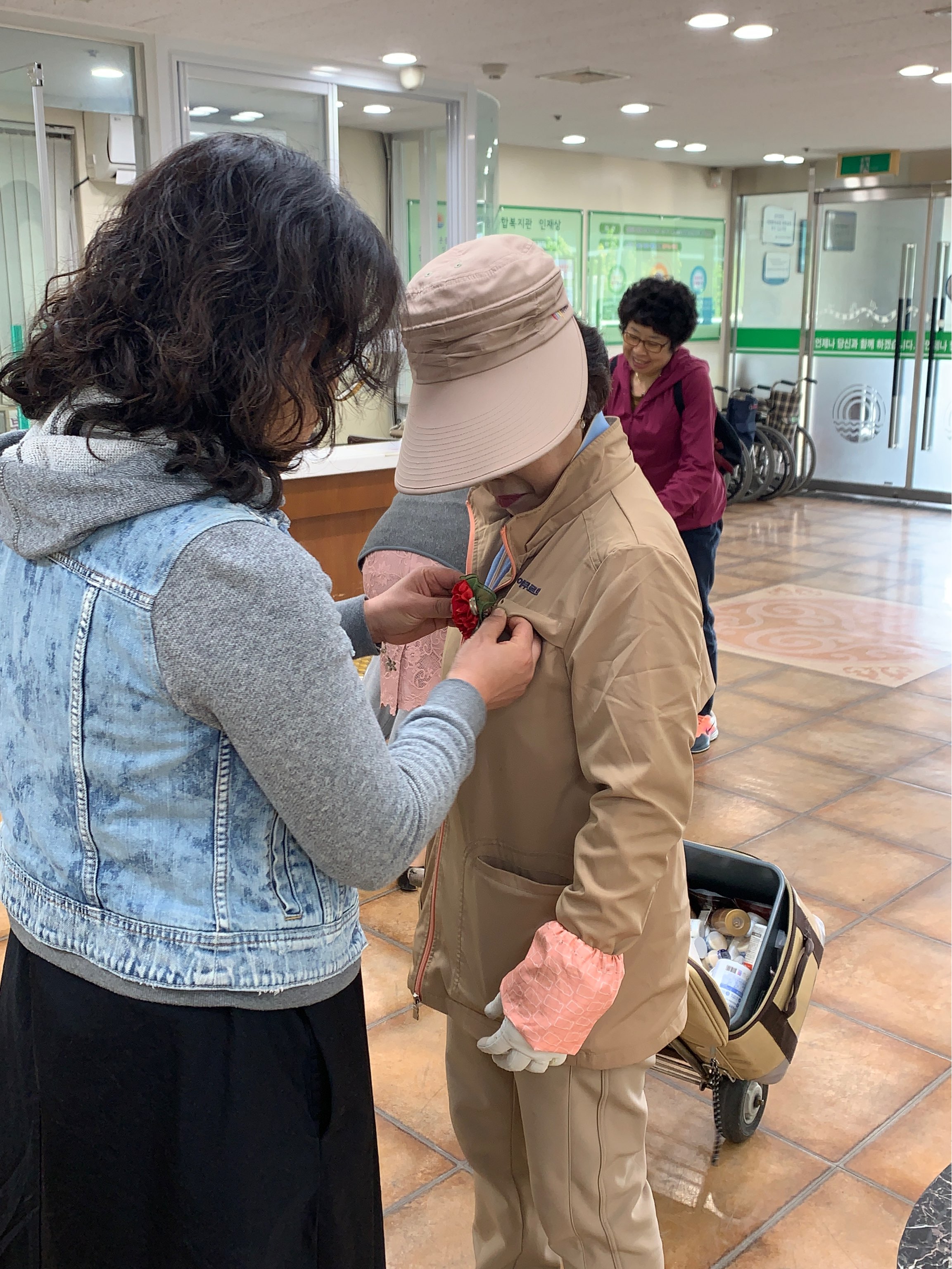 어버이날 기념 카네이션 달아드리기 행사 실시