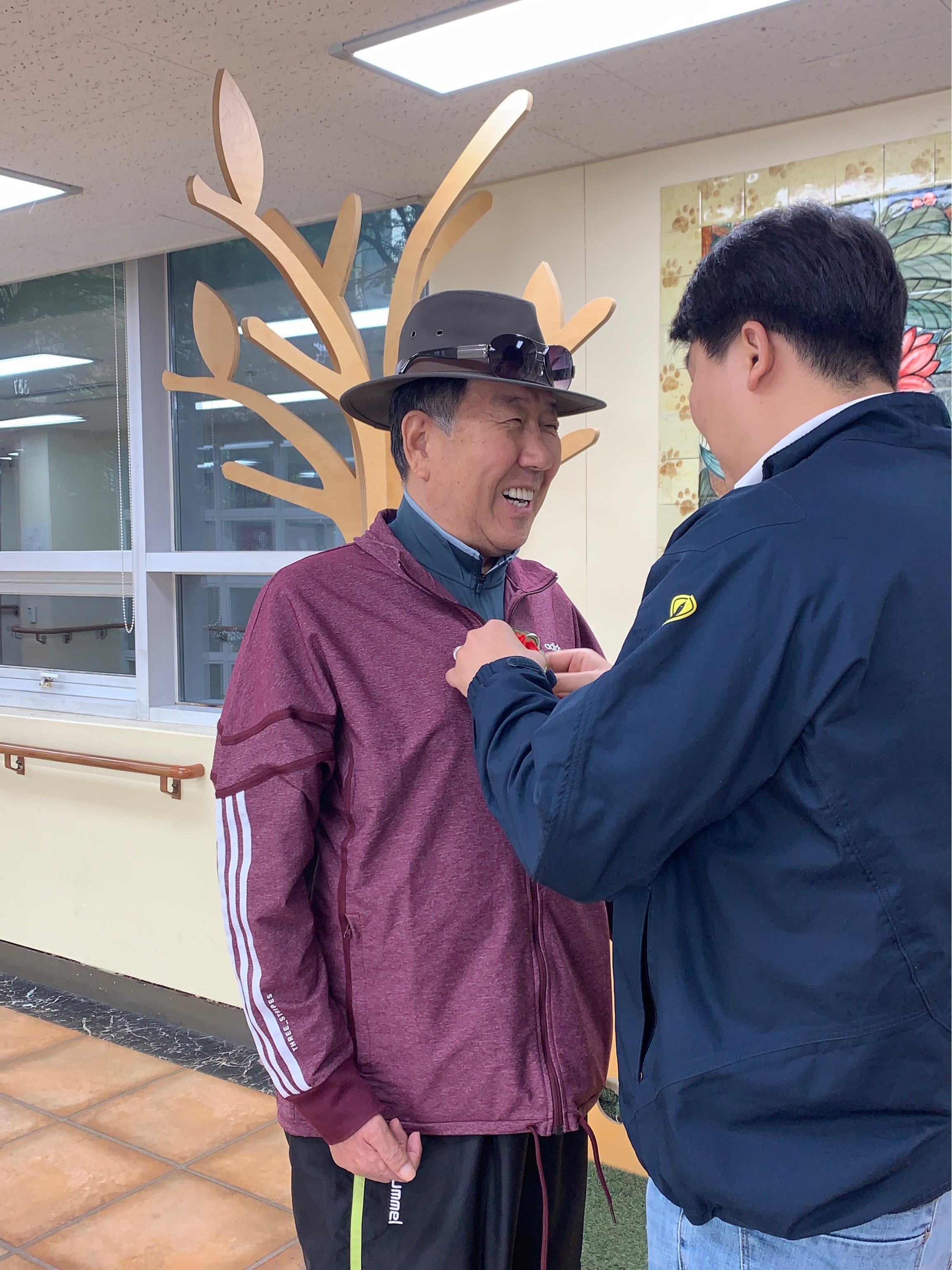 어버이날 기념 카네이션 달아드리기 행사 실시