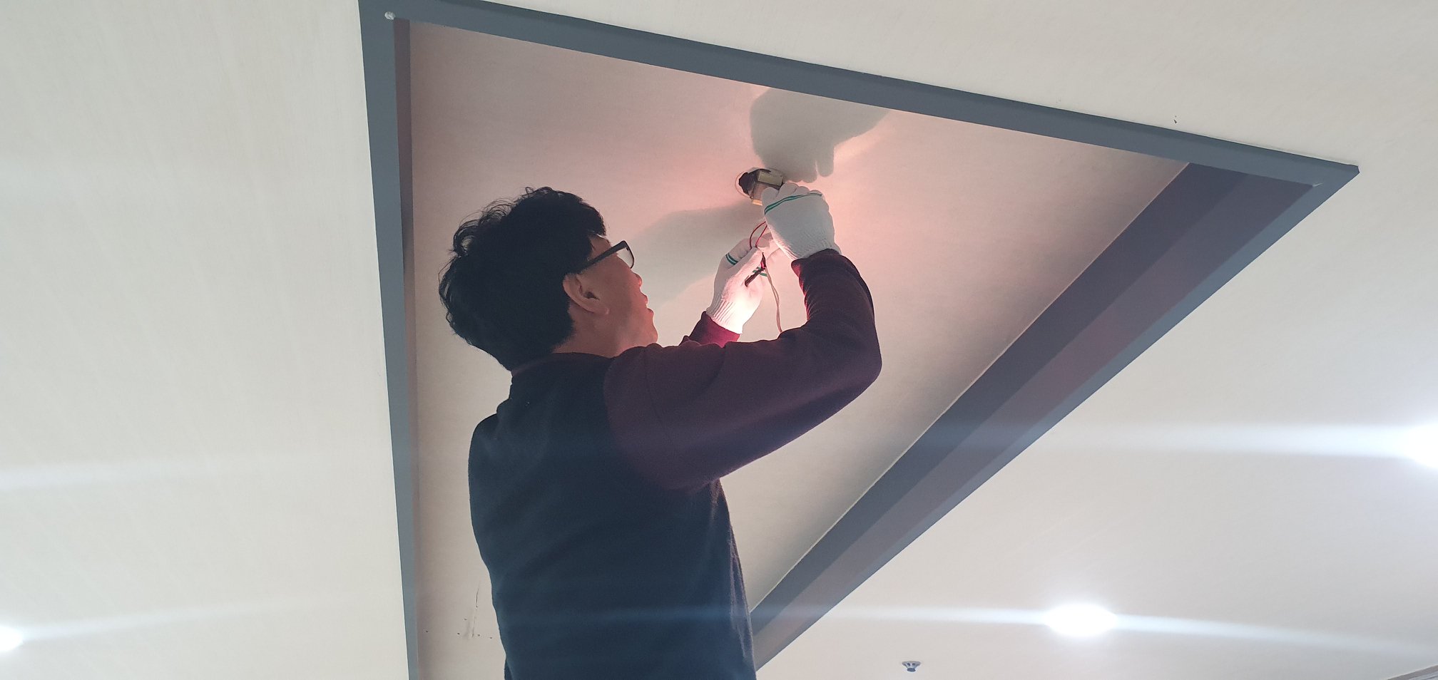 LED조명으로 식당이 더 밝아졌습니다.