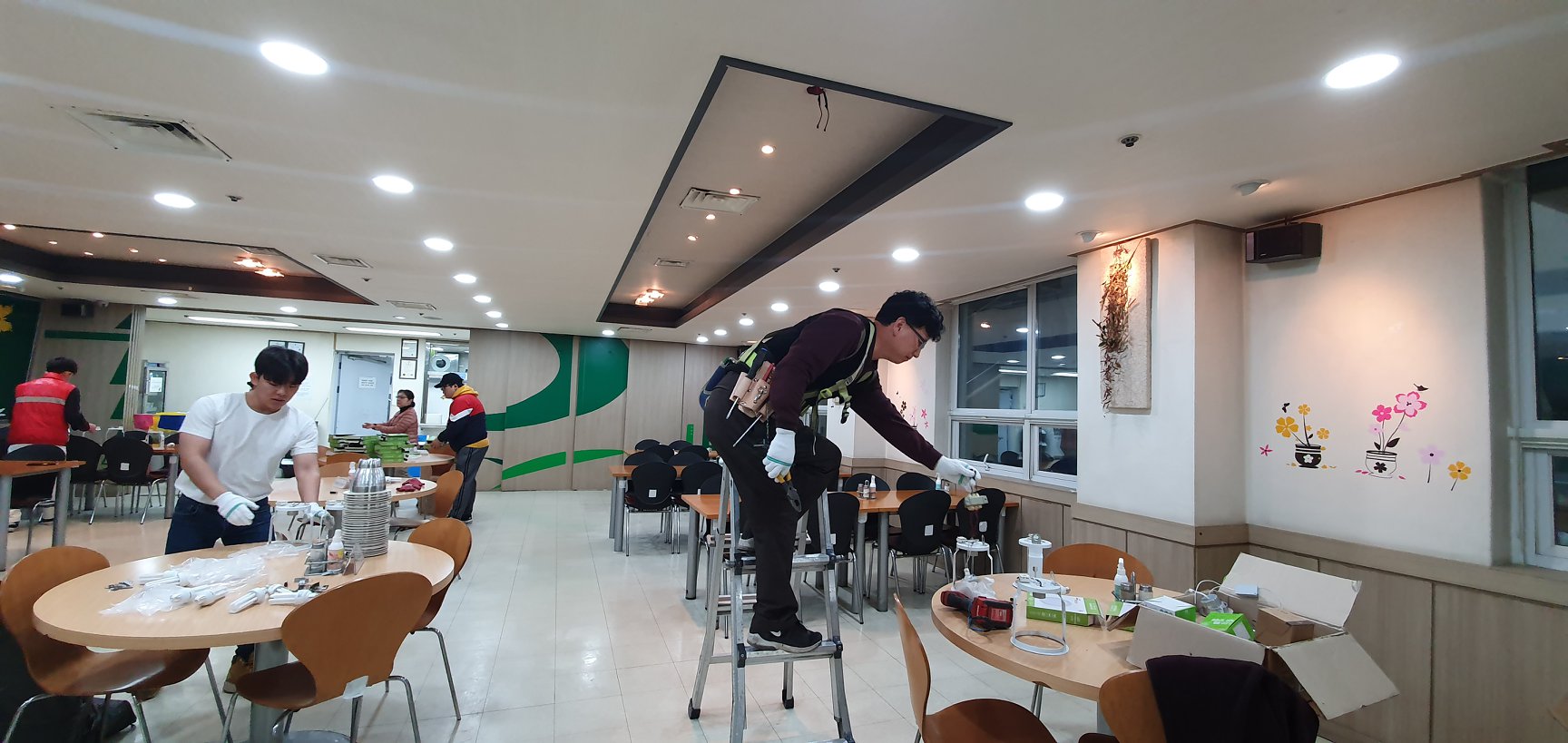 LED조명으로 식당이 더 밝아졌습니다.