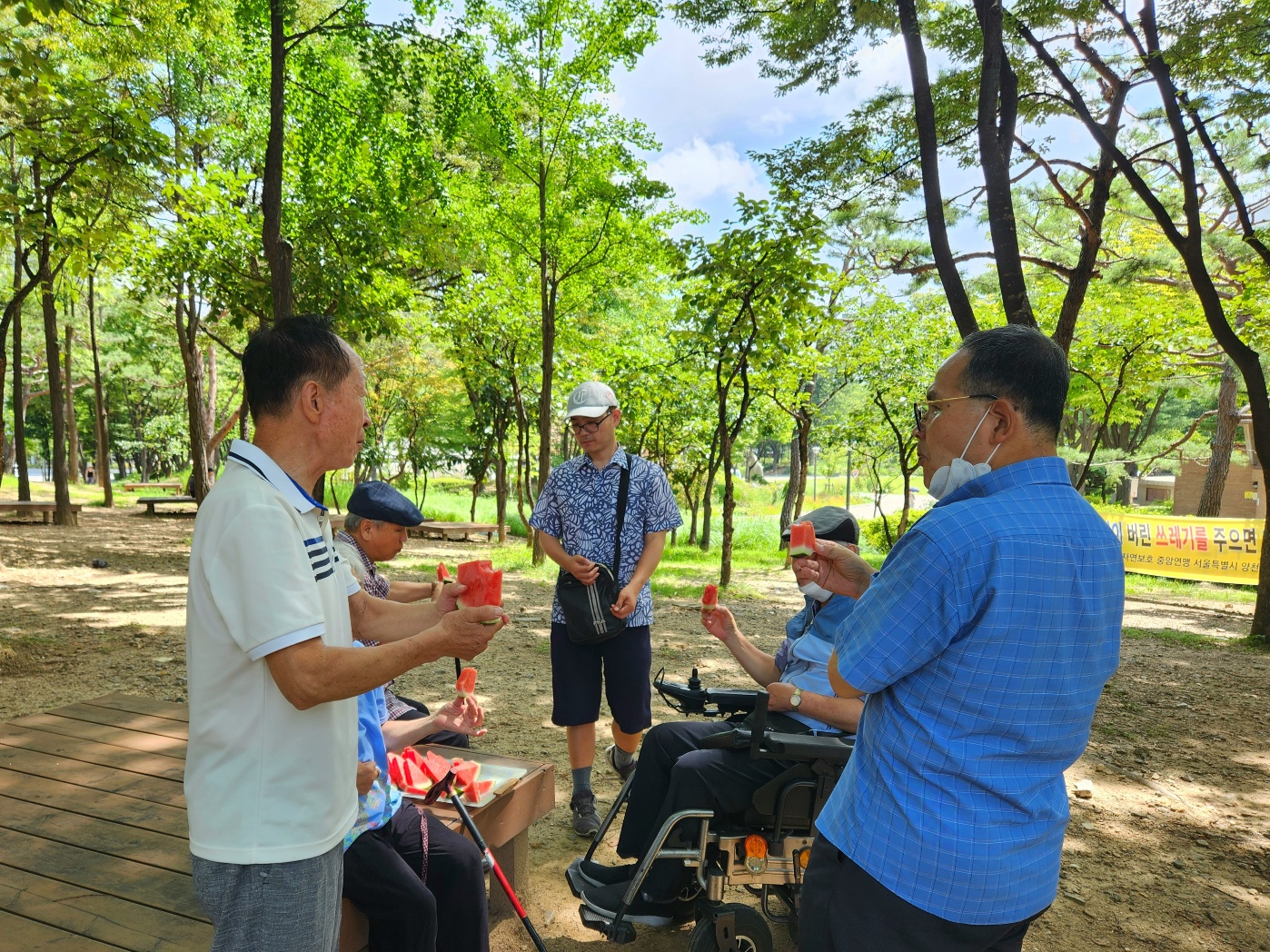 나무그늘 아래 수박파티