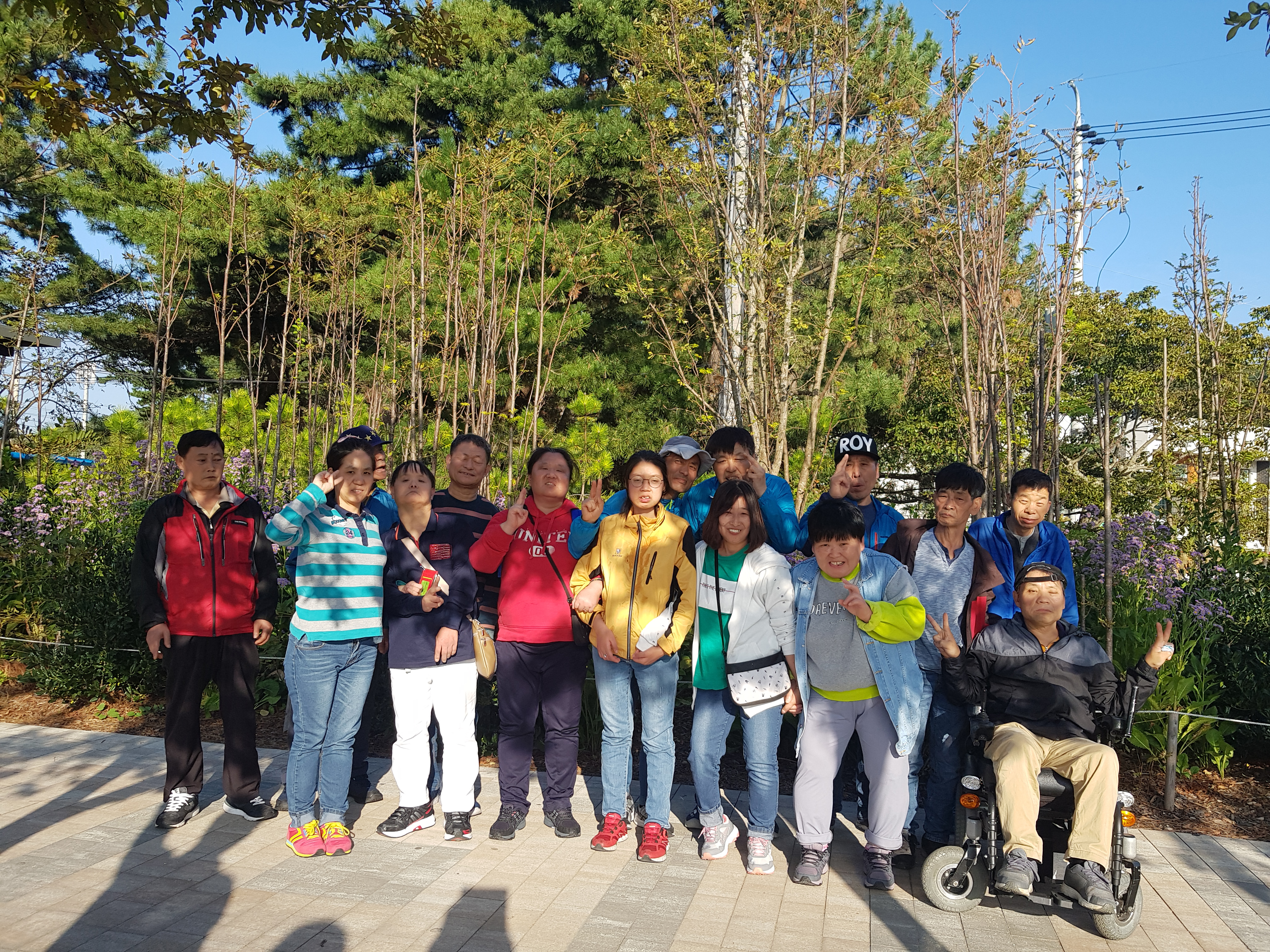 누림홈 이용인들과 가을 나들이 다녀왔습니다.