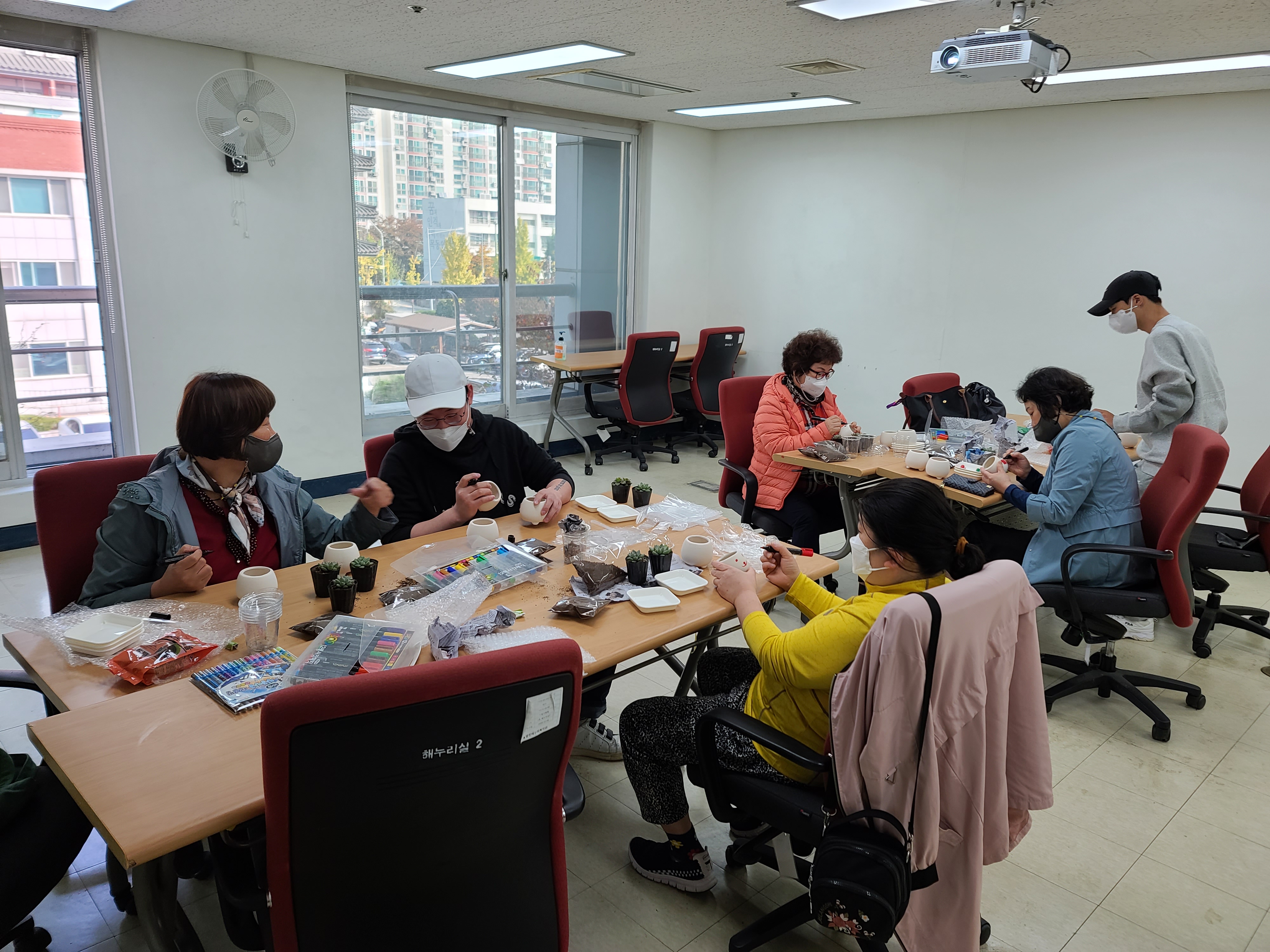 2021 이웃만들기 정기모임 실시 - 다육식물 화분꾸미기 및 이웃나눔