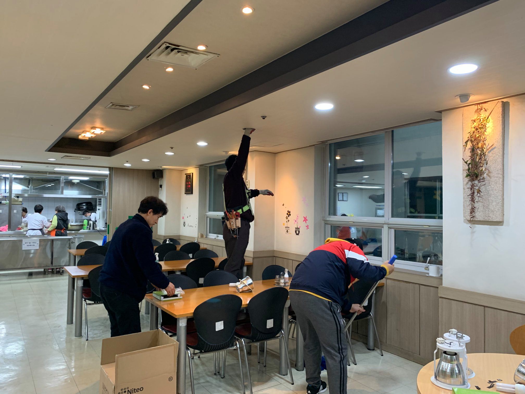 LED조명으로 식당이 더 밝아졌습니다.