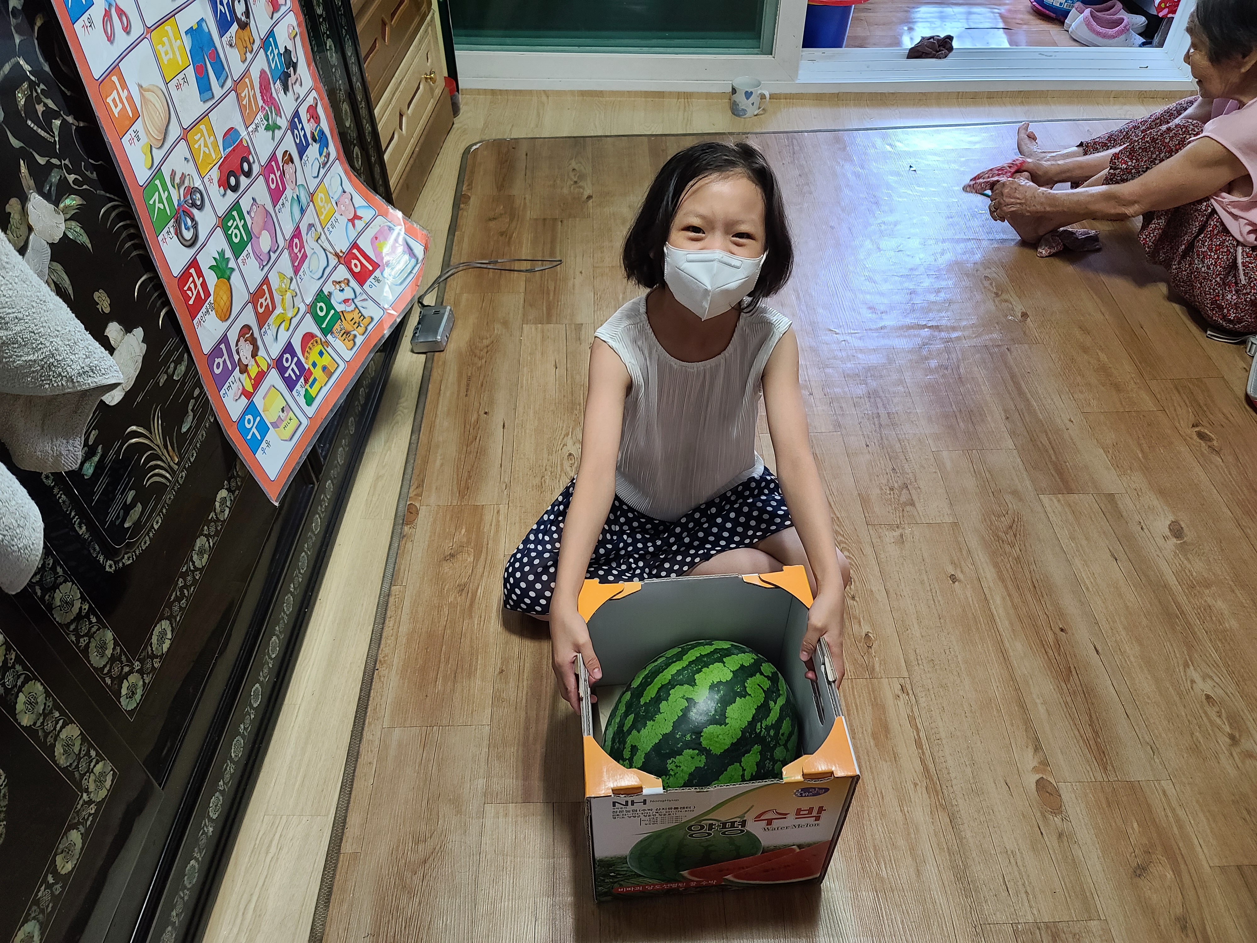 우양재단 저소득층 신선과일(수박) 지원