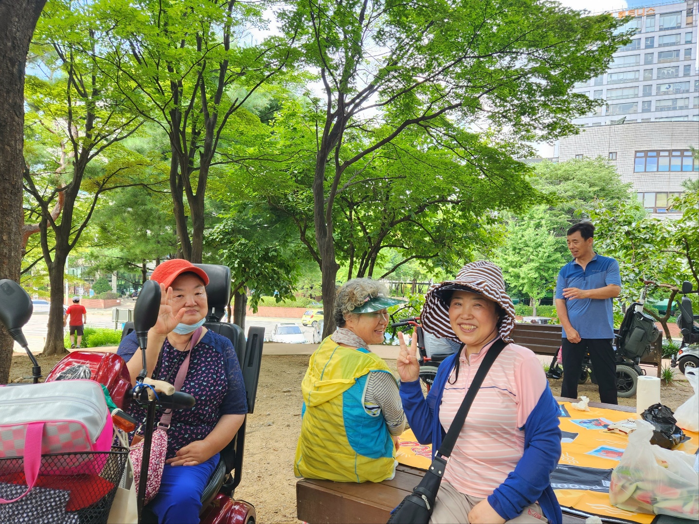 나무그늘 아래 수박파티