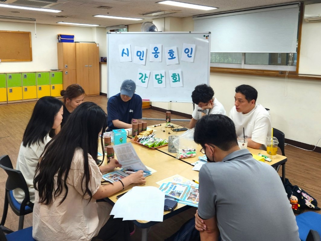 시민옹호인이 모였습니다.