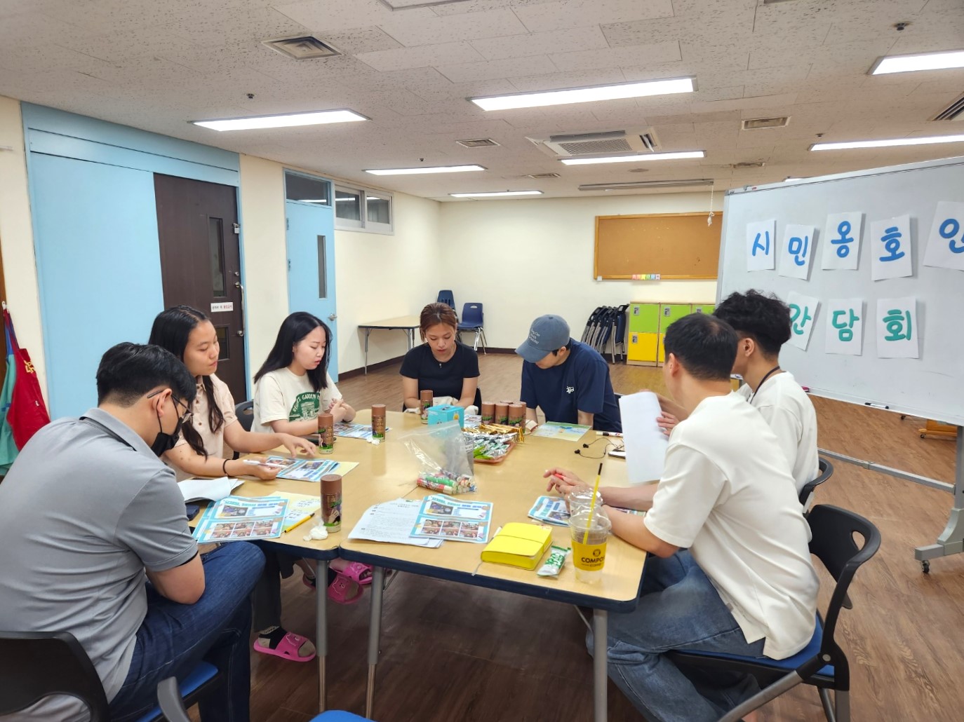 시민옹호인이 모였습니다.