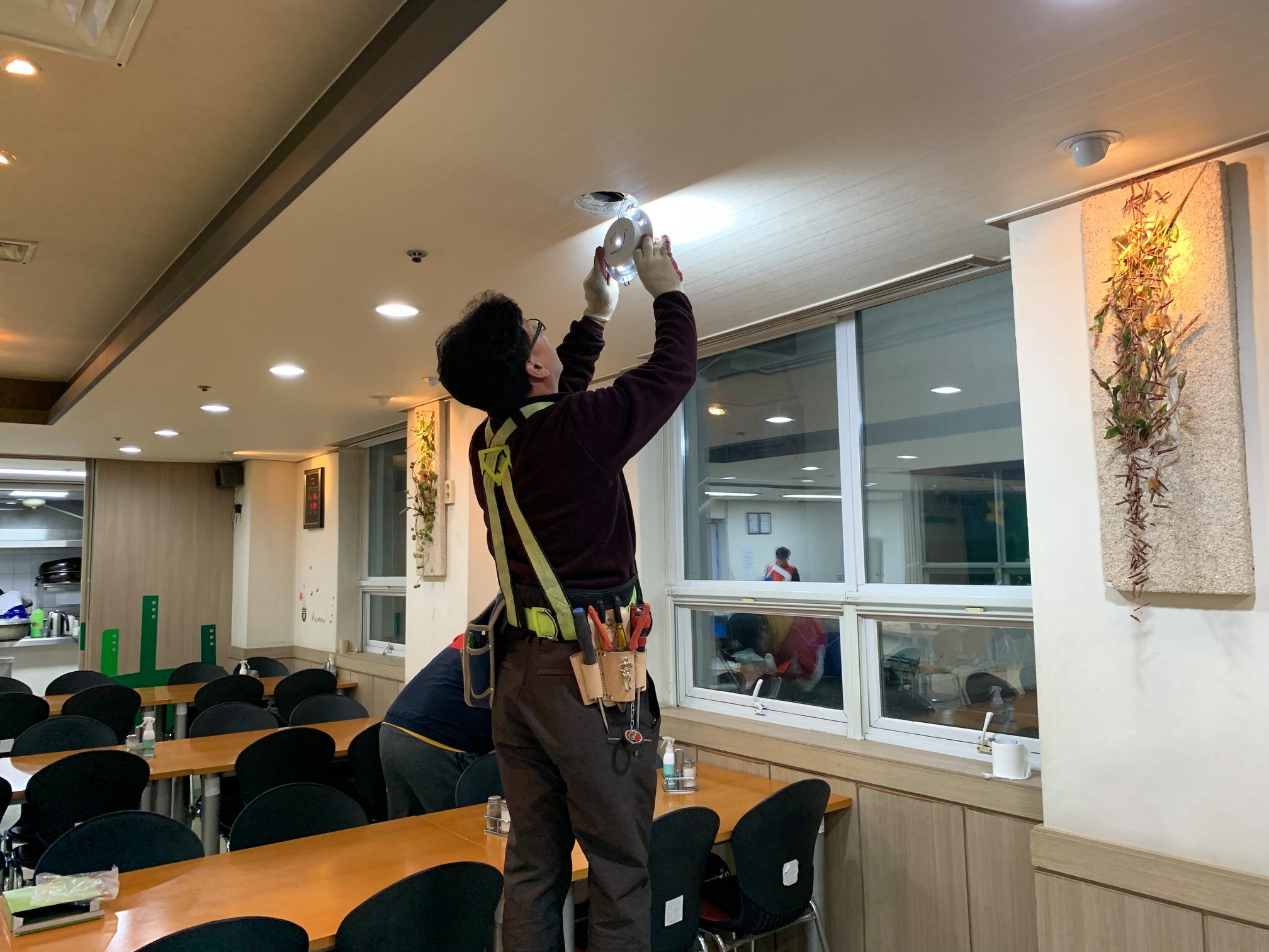 LED조명으로 식당이 더 밝아졌습니다.