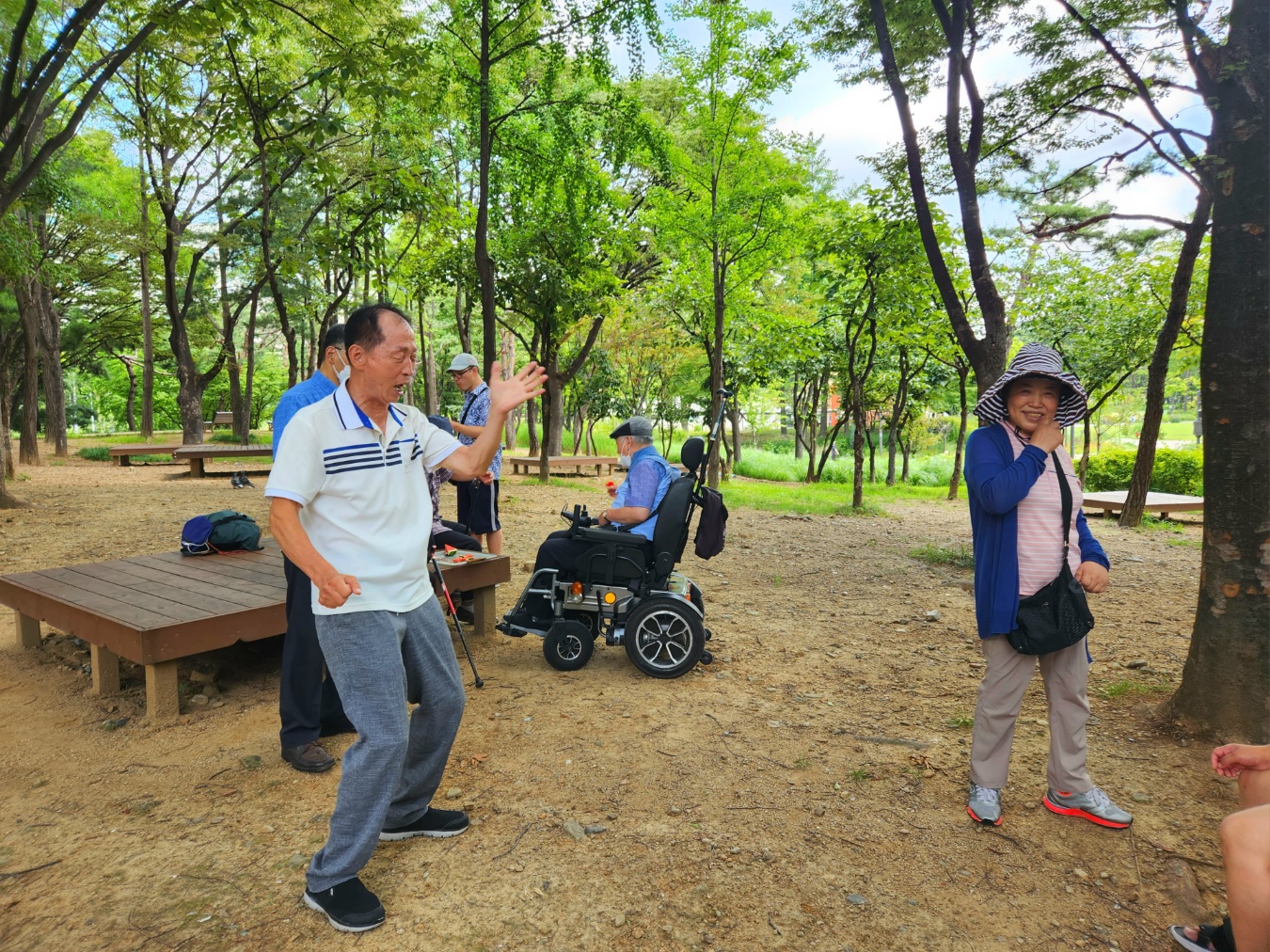 나무그늘 아래 수박파티