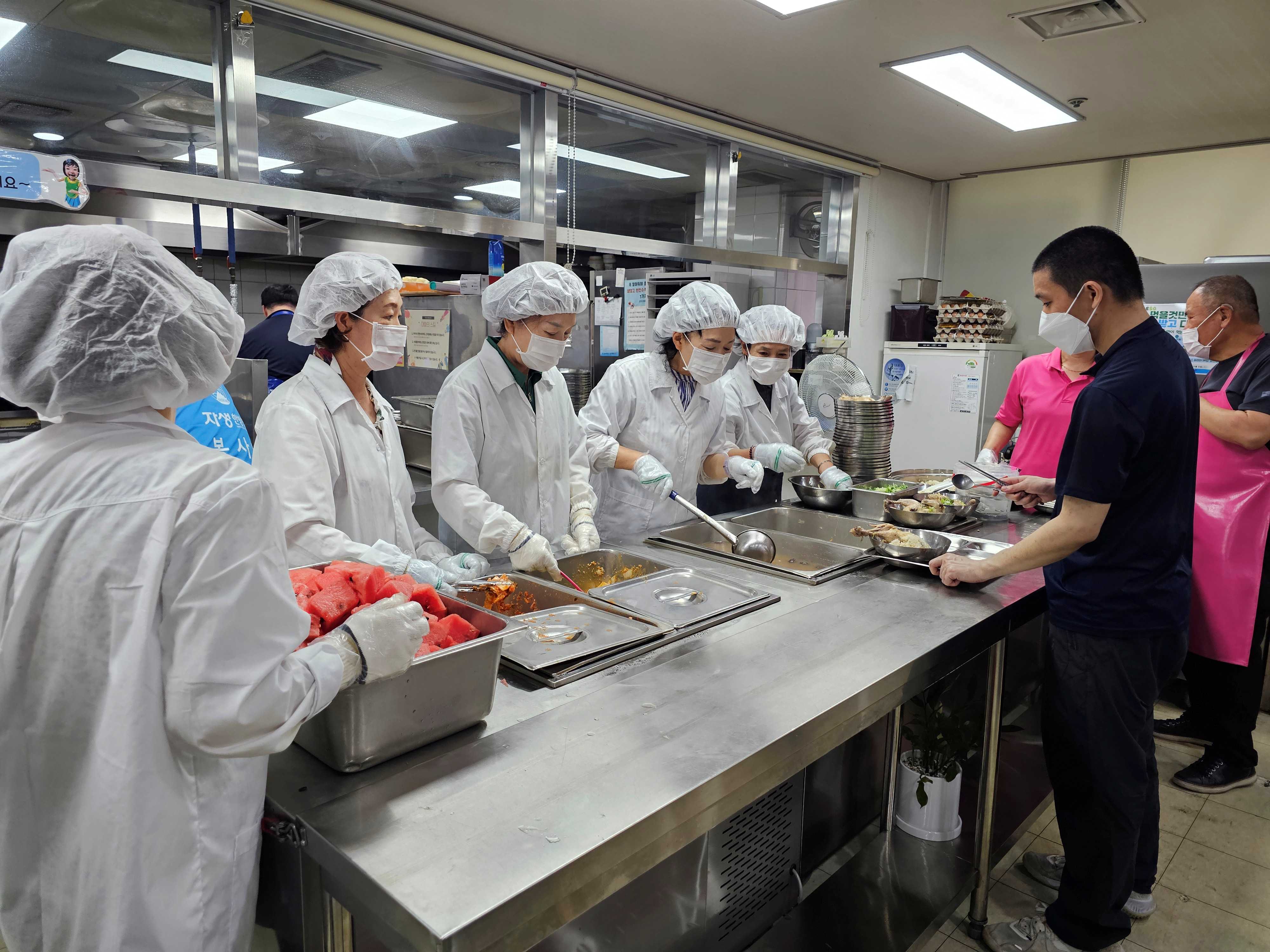 목동자생봉사단의 삼계탕 배식 봉사활동 목동자생봉사단의 삼계탕 배식 봉사활동