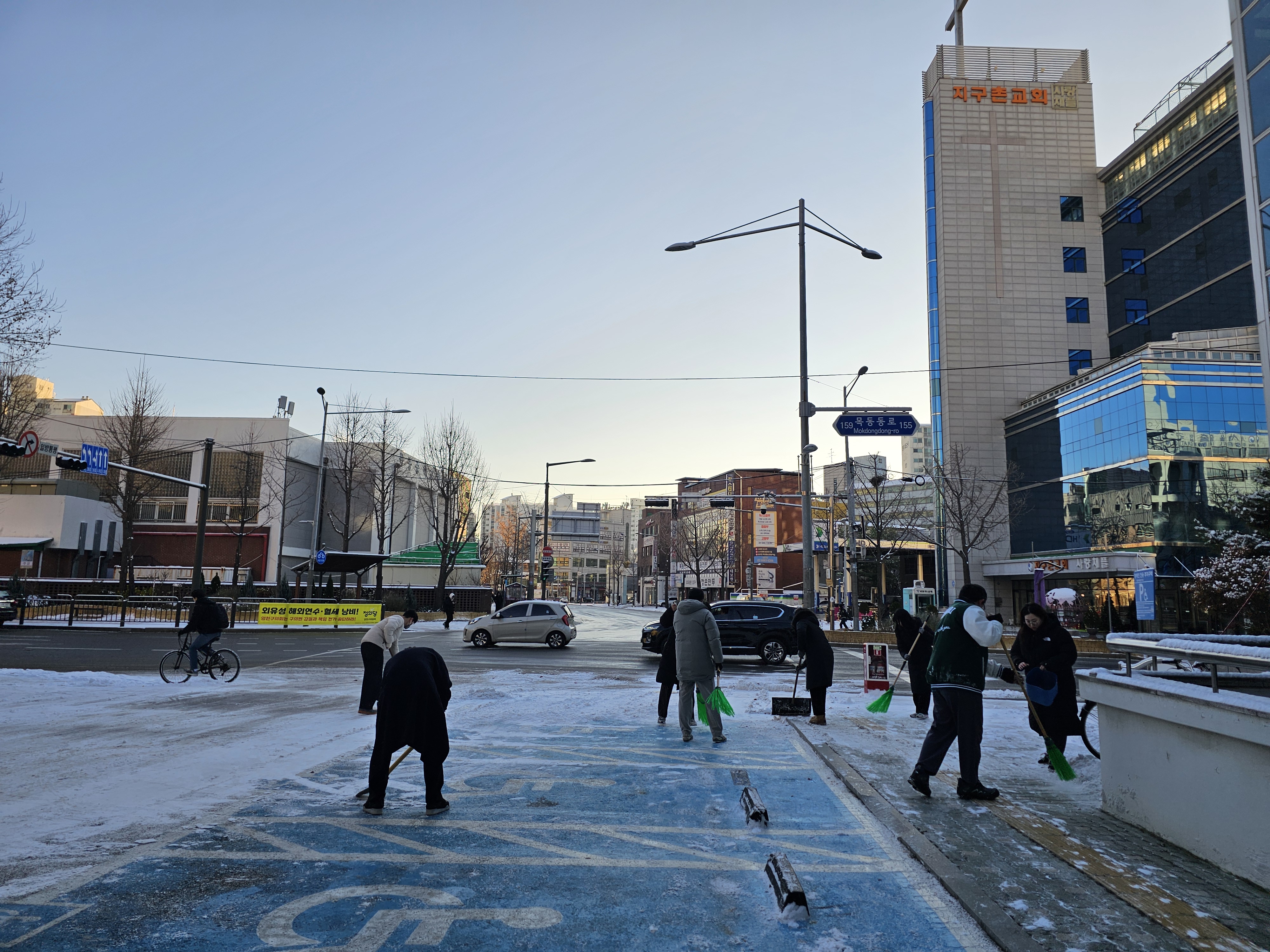 첫눈 온 다음 날, 복지관의 아침 풍경