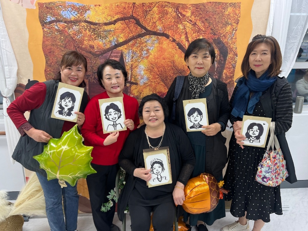 할 이야기가 많은 그림 한 장, 도토리 캐리커쳐