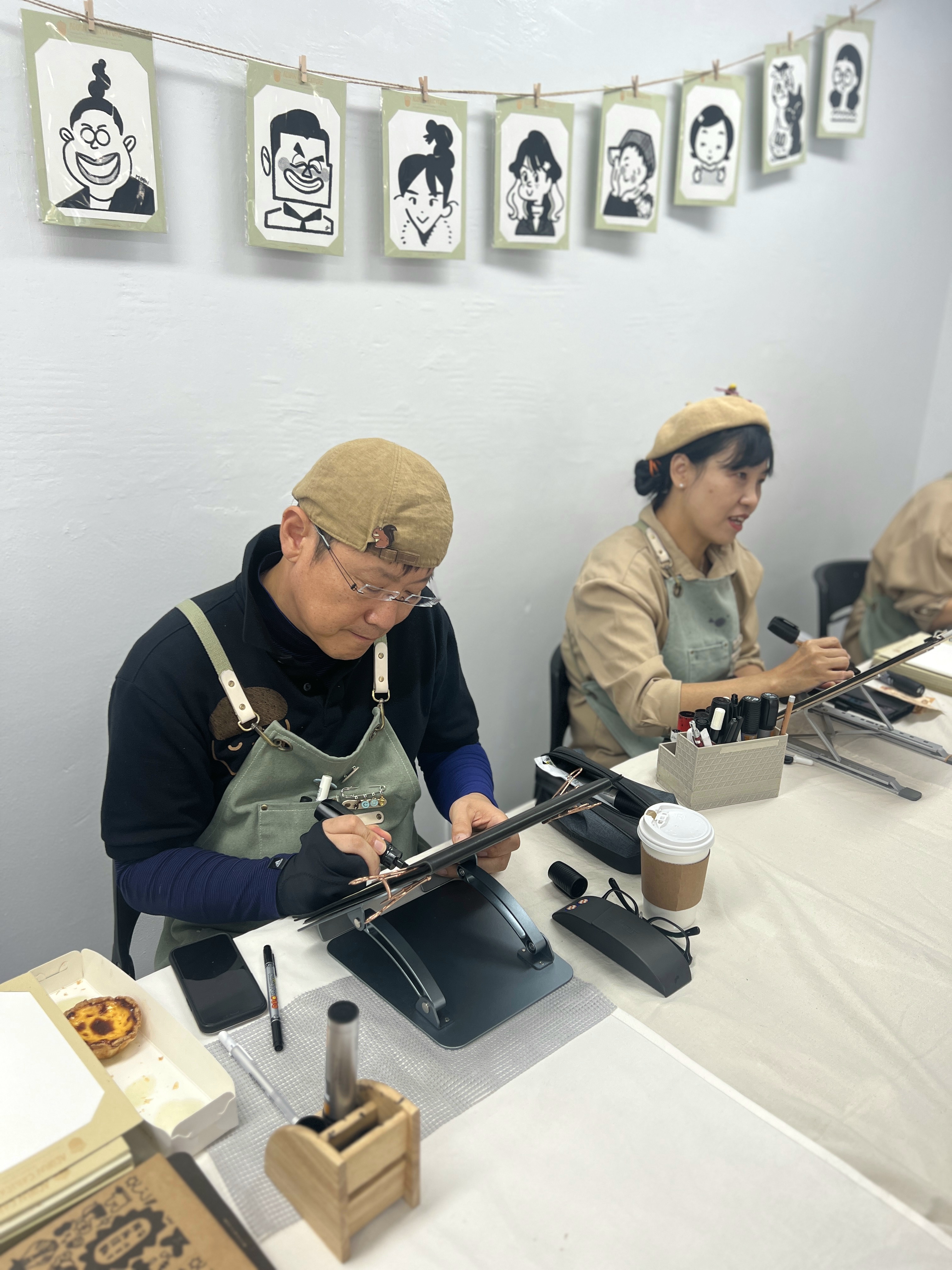 할 이야기가 많은 그림 한 장, 도토리 캐리커쳐