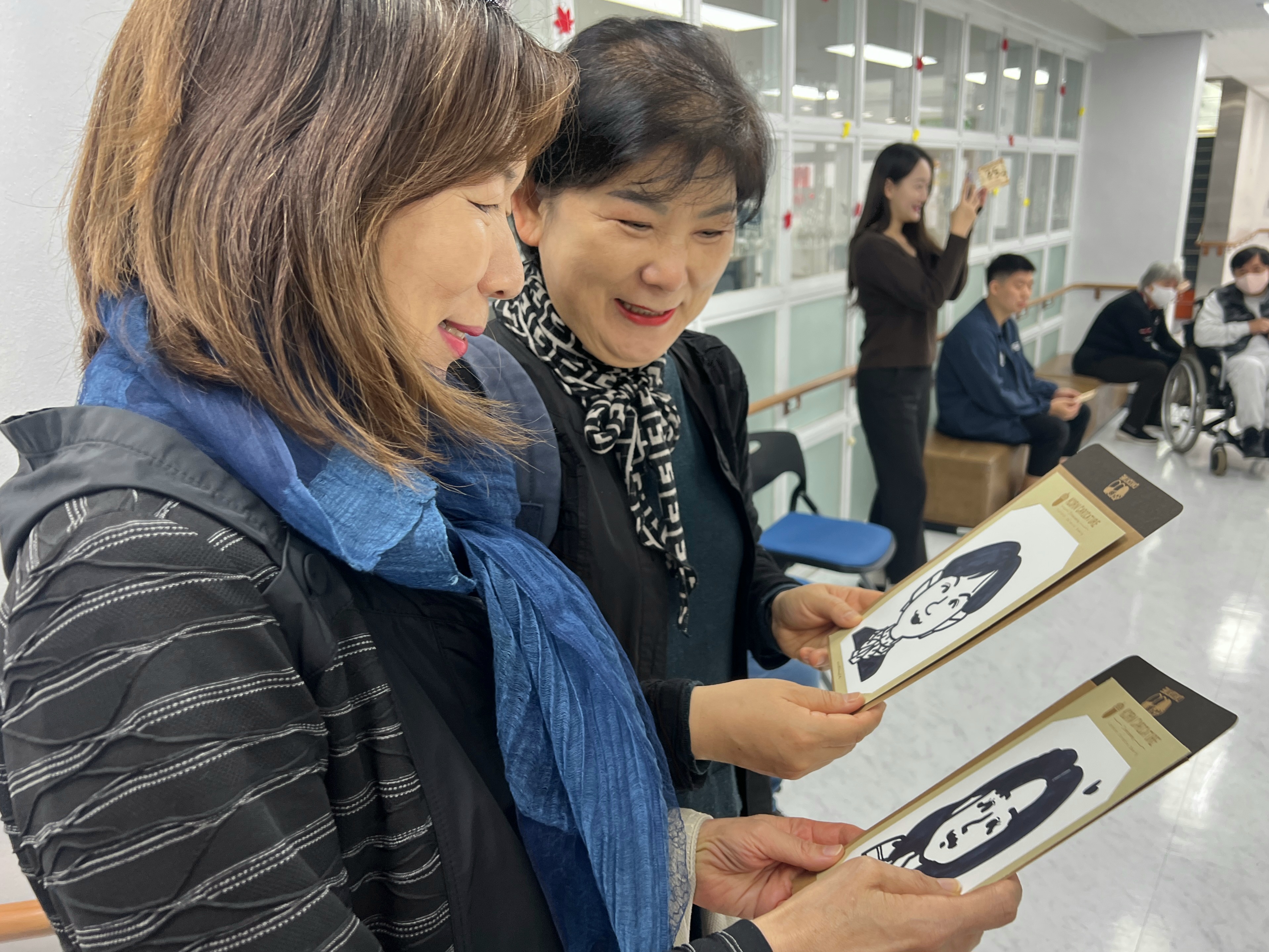 할 이야기가 많은 그림 한 장, 도토리 캐리커쳐