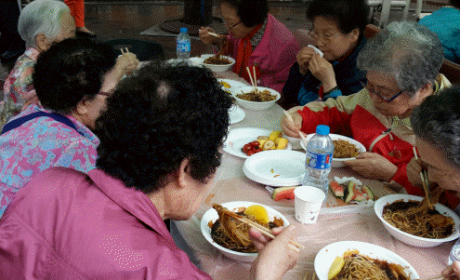 맛있게 식사하시는 모습1