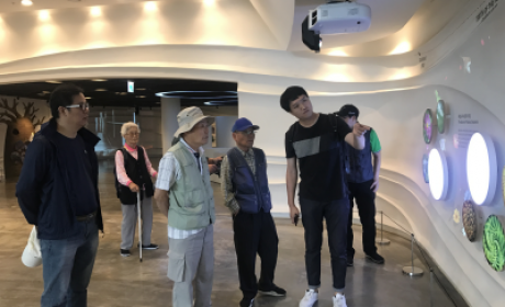 식물원 내 영상을 관람하는 참여자들