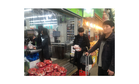 밥상데이 참여자들이 후식으로 즐길 과일을 구입하고 있습니다.