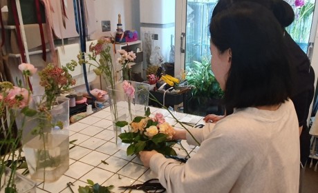 발달장애인과 함께 화분을 만들고 있다1