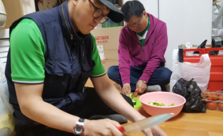 비빔국수에 들어갈 오이를 써는 참여자