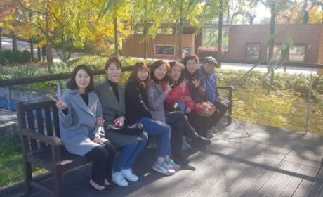 이용자, 지역주민, 봉사자 분들이 함께 의자에 앉아 단체 사진을 찍는 모습