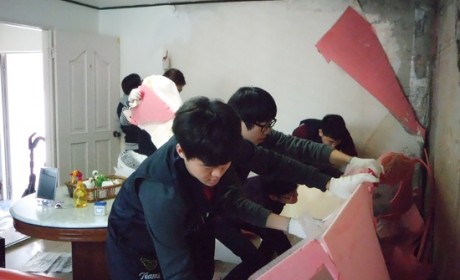 주거봉사단 도배 작업 사진