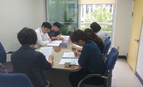 교육을 듣고있다