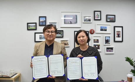 업무협약 체결식 체결증서를 펼쳐들고 기념 사진