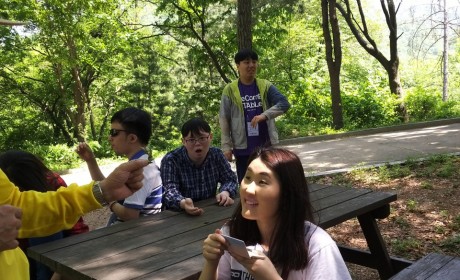 설명을 듣고 있다.