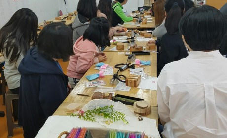 많은 사람들이 앞에 있는 도장과 관련된 PPT를 보며 강사의 설명에 집중하고 있다.