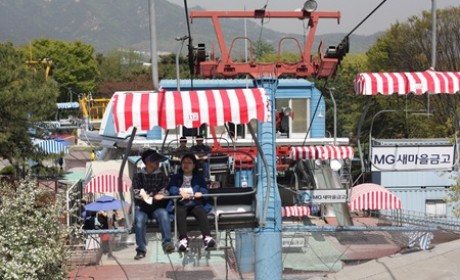 스카이리프트를 타고 서울대공원 정상으로 이동중입니다!