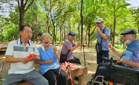 수박파티를 한눈에 보여주는 사진입니다.