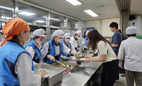 식당봉사 중인 목동자생한방병원봉사단 모습1
