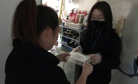 마스크들 전해받는 이용인 1