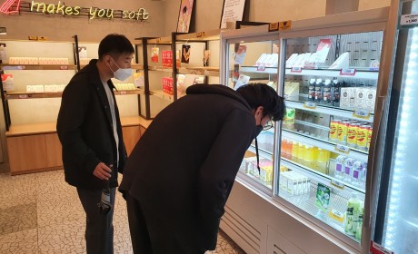 물품을 고르는 참여자들