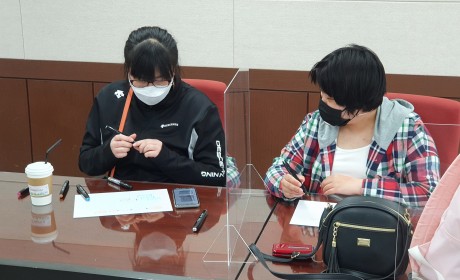 서로가 먹은 와플을 그림으로 그려보면서 설명해주는 참여자