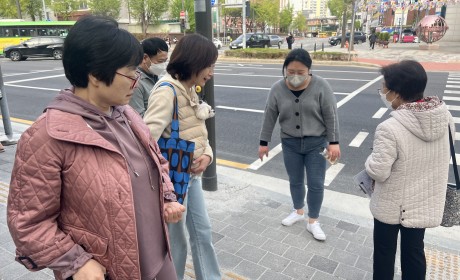 도로를 모니터링하는 모습