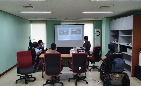 편의시설이 미비한 상가 사진을 보며 의견을 주고받는 디자인단원들