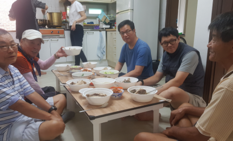 식사하기 전 참여자 단체사진