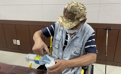 페트병 손잡이를 활용해보는 참여자