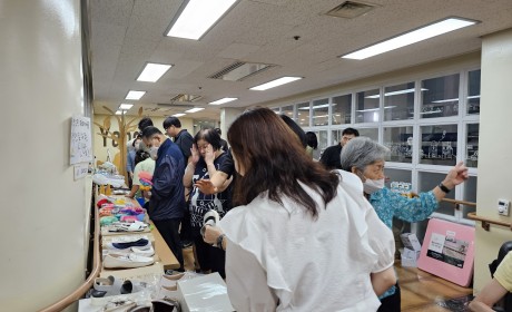 바자회 물품을 구경하는 주민들(1)