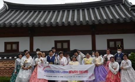 한복을 입고 단체로 사진을 찍는 모습