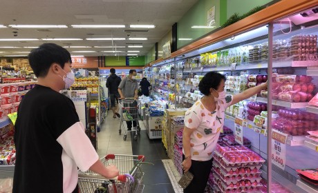 참여자들이 시장에서 함께 장을 보고있습니다.